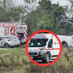 Iban a Ciudad Victoria; son impactados de frente por una camioneta que invadió carril, hay un muerto