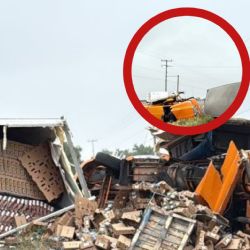 Tráiler que transportaba fresas vuelca aparatosamente y deja a 2 heridos en carretera de Reynosa