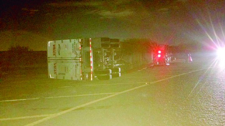 Tráiler que transportaba rines vuelca en el Libramiento Mex II; hay dos lesionados graves