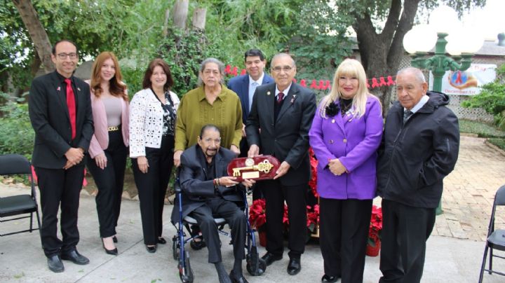 Doctor Henry Carranza es homenajeado con Llaves de Laredo; reconocen cuatro décadas de servicio