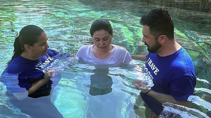 'Gomita' se bautiza a los 31 años; dice que este acto religioso marca un giro espiritual en su vida