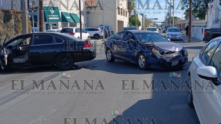 Mujeres chocan en la Juárez y se echan la culpa; las dos dicen que tenían luz verde