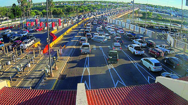 Paisanos adelantan cruce hacia México; saturan Puentes Internacionales
