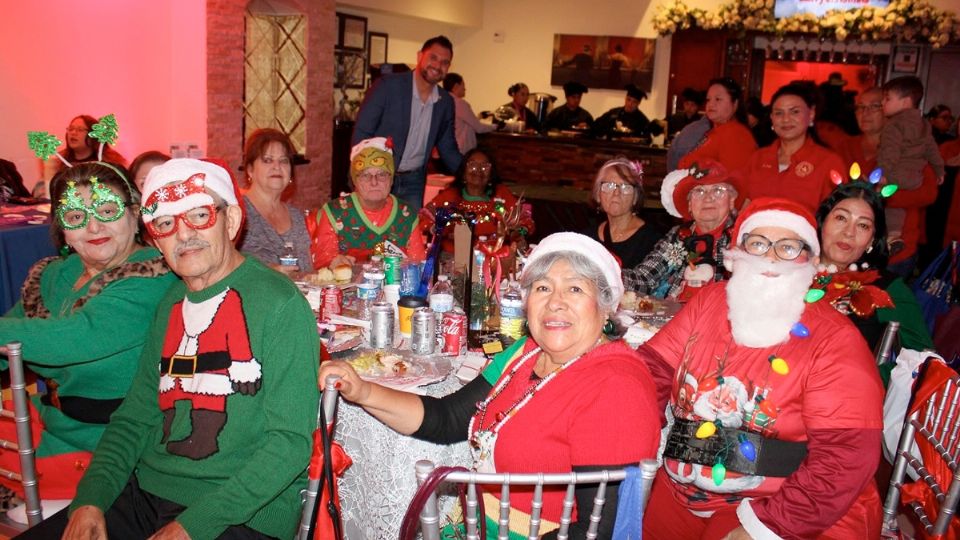Abuelitos disfrutan el festejo navideño.