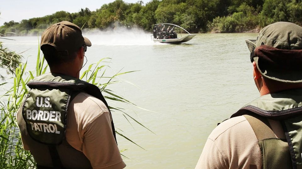 La Patrulla Fronteriza vigila constantemente el río Bravo.