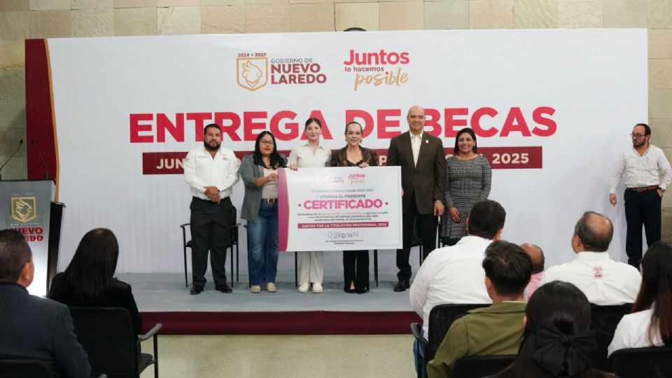 Juntos por la Titulación Profesional: Carmen Lilia Canturosas entrega 300 becas en Nuevo Laredo