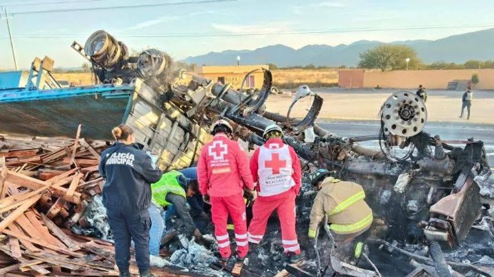 Trailero muere calcinado en la Carretera 57; llevaba carga de madera cuando su tráiler volcó