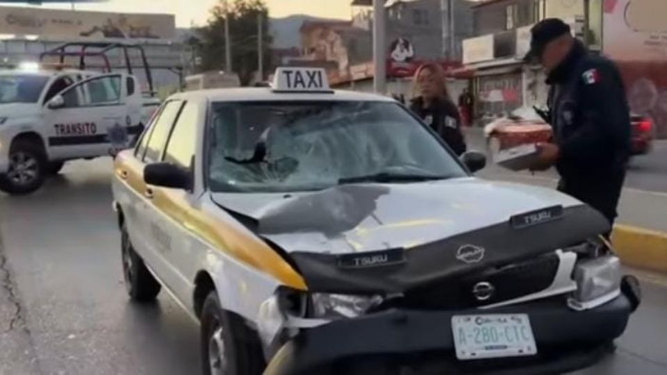 El taxista quedó detenido en el lugar por el fuerte accidente en el que se implicó