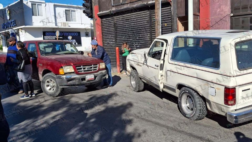 Choque en Nuevo Laredo deja daños materiales