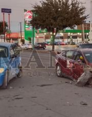 Foto descriptiva de: Se pasa la luz roja, pierde el control y estampa su auto en pastelería de la César López de Lara