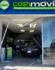 Foto descriptiva de: Abuelito confunde freno con acelerador y se estrella en casa de empeño; un empleado queda herido