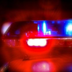 Hombre alcoholizado choca su Mustang en Laredo, provoca apagón y huye; lo detienen una cuadra después