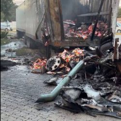 Tráiler se incendia en carretera; bomberos usan 10 mil litros para sofocar las llamas y el chofer huye | VIDEO