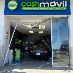 Abuelito confunde freno con acelerador y se estrella en casa de empeño; un empleado queda herido