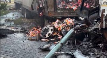 Tráiler se incendia en carretera; bomberos usan 10 mil litros para sofocar las llamas y el chofer huye | VIDEO