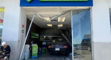 Abuelito confunde freno con acelerador y se estrella en casa de empeño; un empleado queda herido