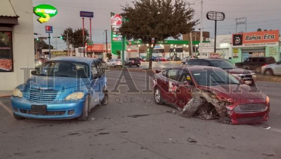 Se pasa la luz roja, pierde el control y estampa su auto en pastelería de la César López de Lara