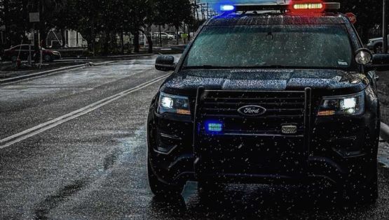 Detienen a abuelo que chocó contra poste; se cree que estaba alcoholizado