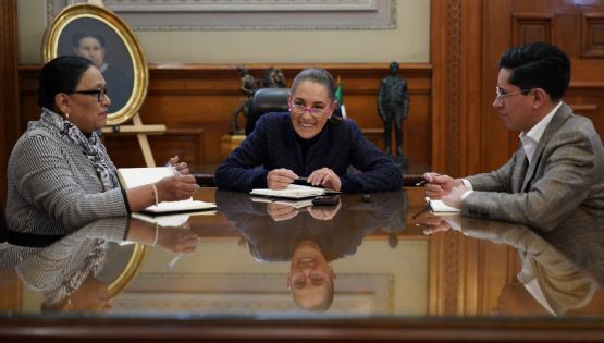 Sostiene Sheinbaum llamada telefónica con el papa León XIV; lo invita a visitar México