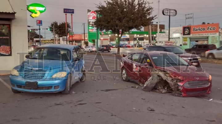 Se pasa la luz roja, pierde el control y estampa su auto en pastelería de la César López de Lara