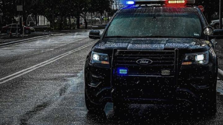 Detienen a abuelo que chocó contra poste; se cree que estaba alcoholizado