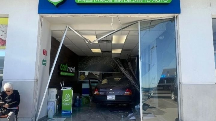 Abuelito confunde freno con acelerador y se estrella en casa de empeño; un empleado queda herido
