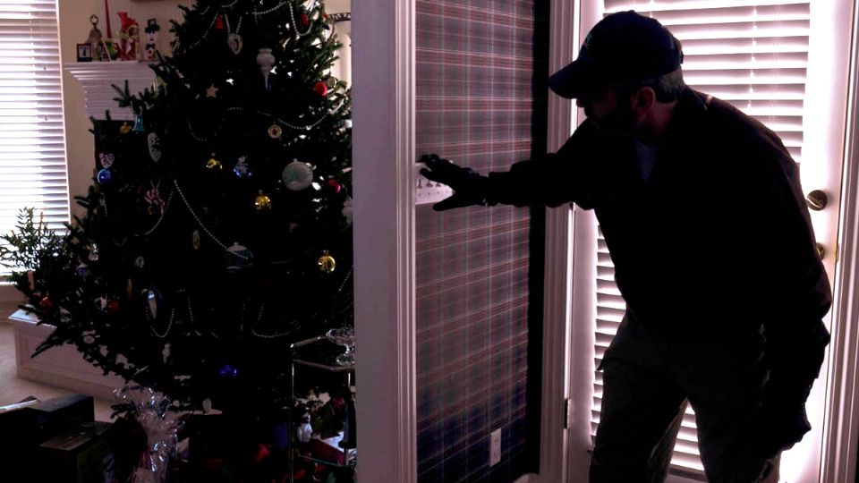 Si vas a viajarpProtégete de los robos en casas.