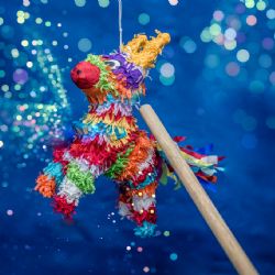 Consulado de México impulsa taller de piñatas en Laredo para niñas, niños y familias