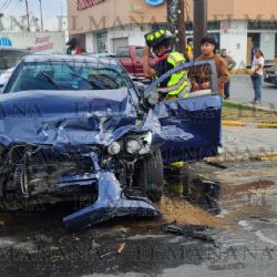 Mustang ignora semáforo y provoca fuerte carambola en el Centro; una lesionada y caos vial por apagón