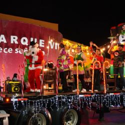 Nuevo Laredo vibra con la magia del Desfile Navideño 2025; familias salen a las calles a vivirlo