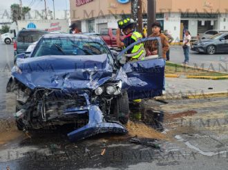Choque triple deja mujer herida; Mustang se pasa el alto y provoca apagón en el Centro