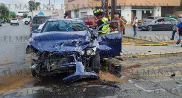 Mustang ignora semáforo y provoca fuerte carambola en el Centro; una lesionada y caos vial por apagón