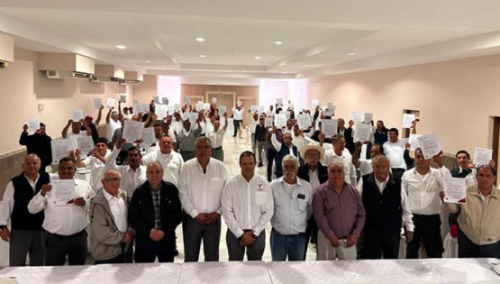 Entregan concesiones a taxistas de Nuevo Laredo