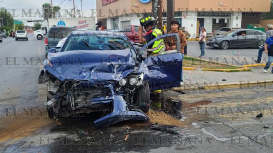 Choque triple deja mujer herida; Mustang se pasa el alto y provoca apagón en el Centro
