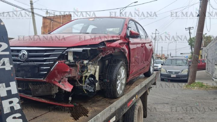 Joven a bordo de camioneta se pasa el rojo y se estrella contra abuelito en la colonia Palacios