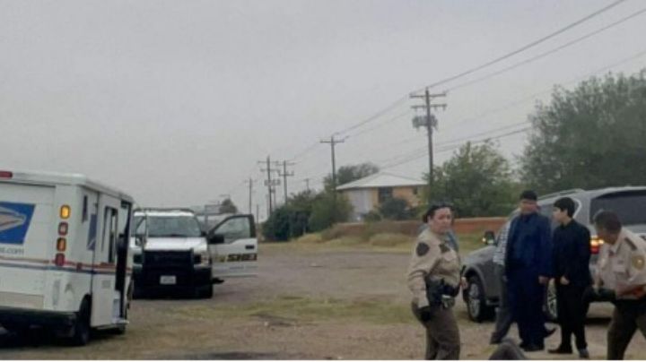 Laredo: empleado postal choca en la Carretera 83 Sur; salió expulsado de su auto de trabajo