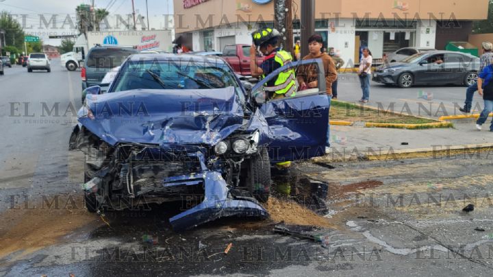 Mustang ignora semáforo y provoca fuerte carambola en el Centro; una lesionada y caos vial por apagón