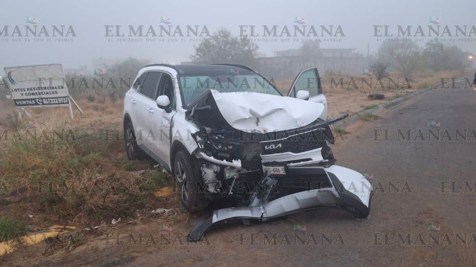 Fuerte accidente de un vehículo Kia.