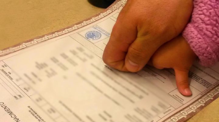 Fallo histórico en México: madres y padres podrán elegir el apellido de sus hijos