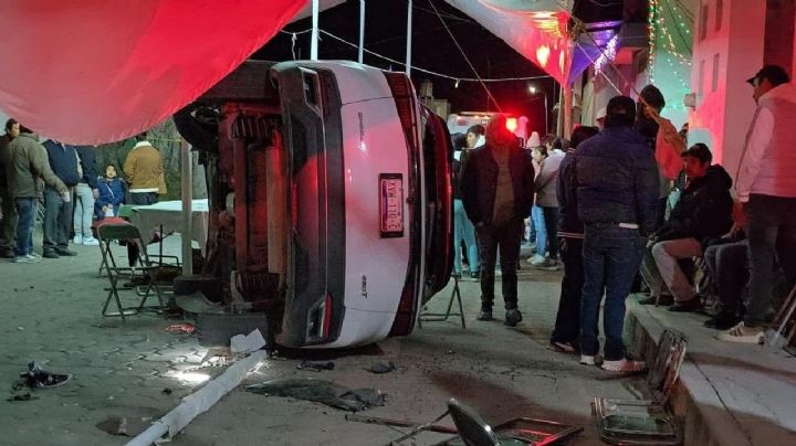 Asistentes de una posada son atropellados en el festejo; camioneta vuelca y personas quedan atrapada