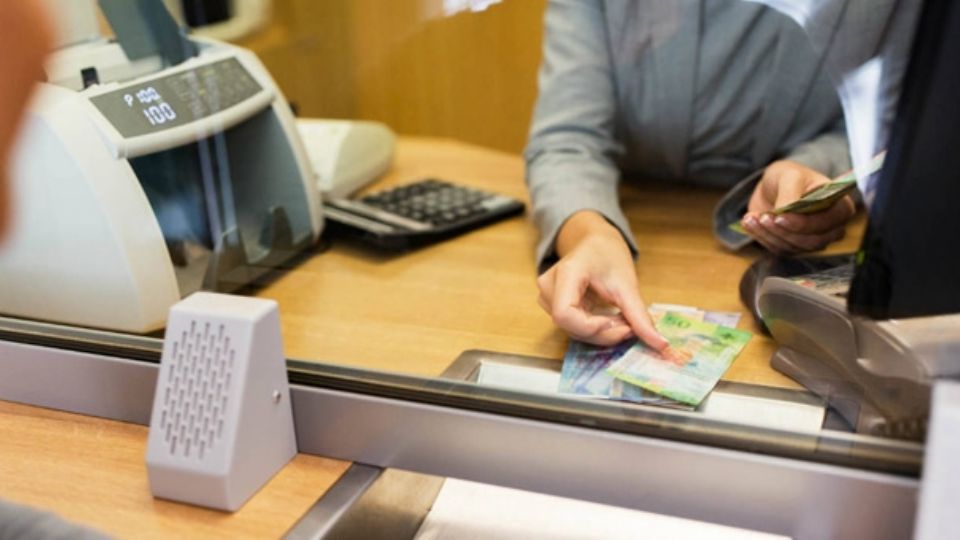 Cajera de banco en Nuevo León roba a clientes; irá a la cárcel y deberá pagar más de 300 mil pesos