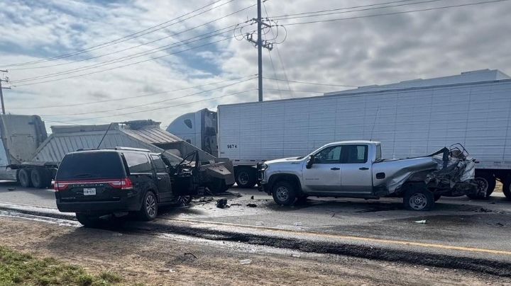 Persecución del DPS termina en aparatosa volcadura en Laredo; hay un herido y 11 detenidos.
