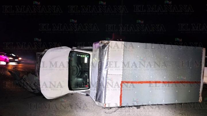 Camioneta invade carril y choca; accidente frente al Aeropuerto termina en aparatosa volcadura
