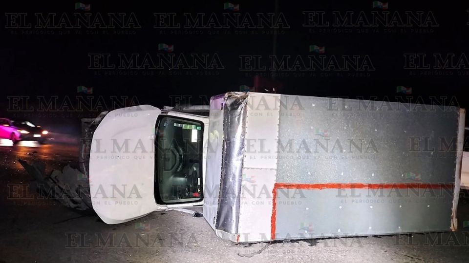 Camioneta invade carril y vuelca