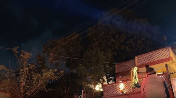 Voraz incendio consume casa en Monterrey; el domicilio estaba repleto de esto