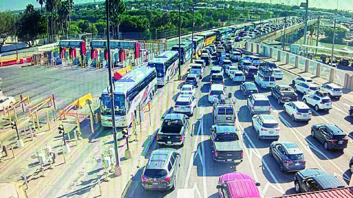 Saturan paisanos Puentes Internacionales y carreteras de Nuevo Laredo