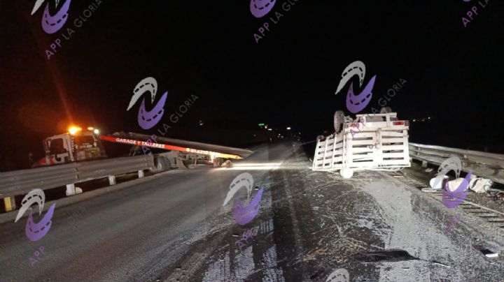 Carreterazo en la Monterrey-Nuevo Laredo; hombre muere prensado al chocar con tráiler