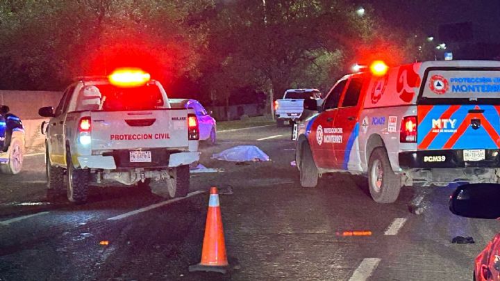 Joven motociclista muere atropellado por tráiler en Carretera Nacional; se rezagó de su caravana