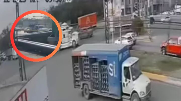 MOMENTO EXACTO en que tubos de acero caen de tráiler y aplastan autos en Nuevo León