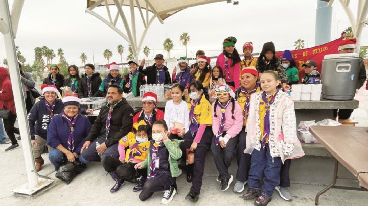 Scouts de Nuevo Laredo dan gracias y comparten alimentos con indigentes